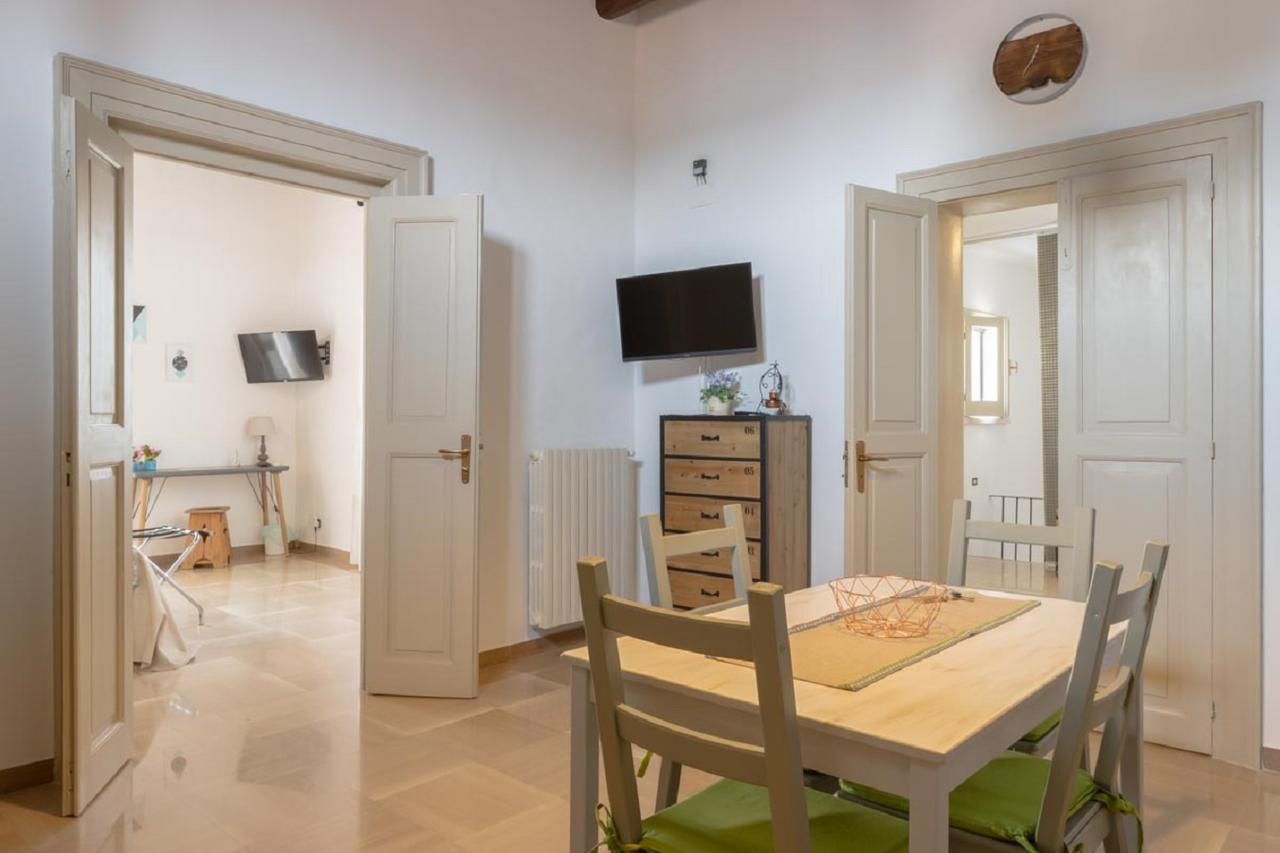 Palazzo Bianchi Domus Holidays Trani Exterior photo